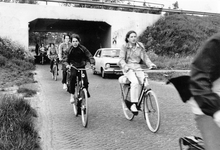 847360 Afbeelding van het fietsverkeer onder en bij het viaduct in de A12 over de Zeisterweg te Odijk.